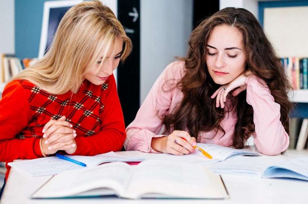 Ragazze che studiano sui libri