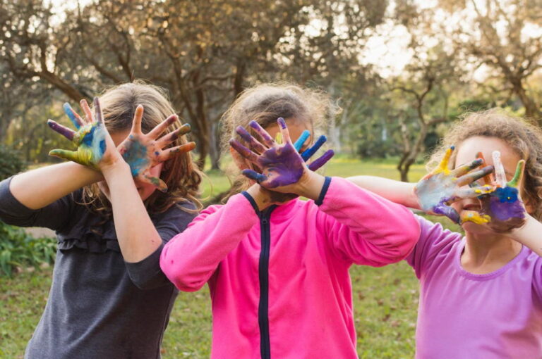 Bambini che giocano con le mani sporche di colore