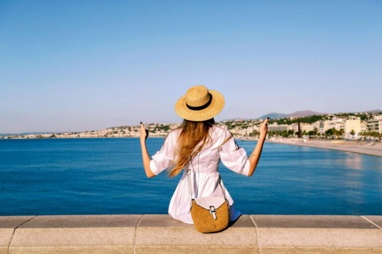 Ragazza che guarda il mare