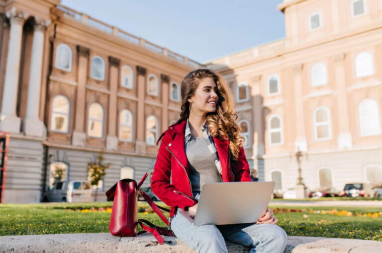 Ragazza che lavora con il laptop