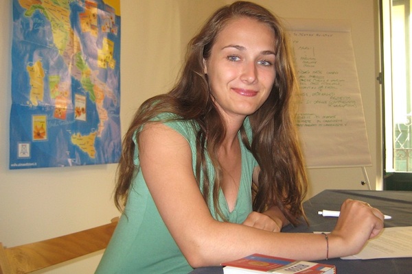 Ragazza straniera durante una lezione privata d'italiano